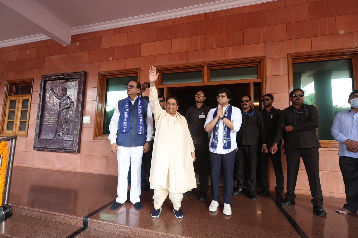Mayawati's tweet photo. 09-10-2026-Manyawar Shri Kanshi Ram Ji punyatithi photos-Lucknow https://t.co/rxambWs0iE