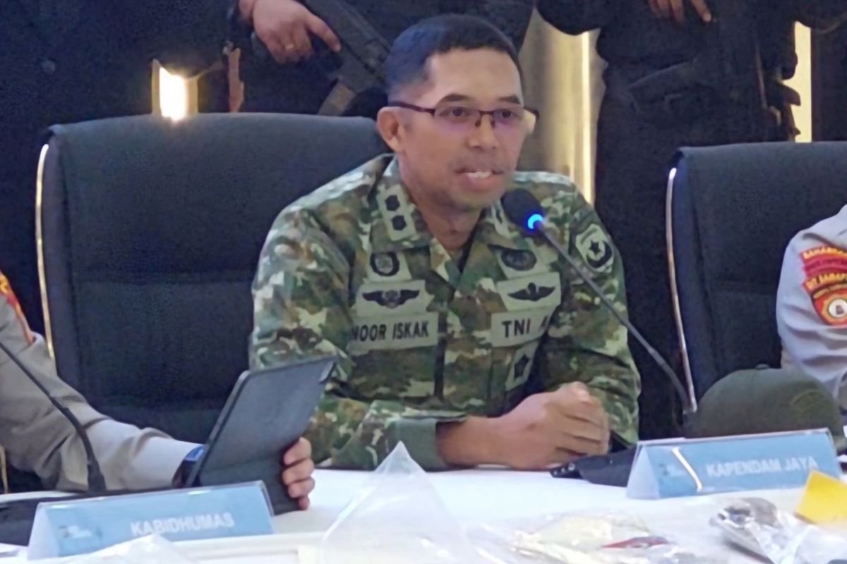 LambeSahamjja's tweet photo. klarifikasi tni soal temuan rumah dinas letkol arman jadi markas judol

rumah dinas itu disewakan letkol arman ke masyarakat sipil

penyewanya yang menyalahgunakan rumah itu jadi markas judol

jadi tni menyebut arman bukan pelaku judol, tapi yang menyewakan rumah https://t.co/otTNAKNoVk