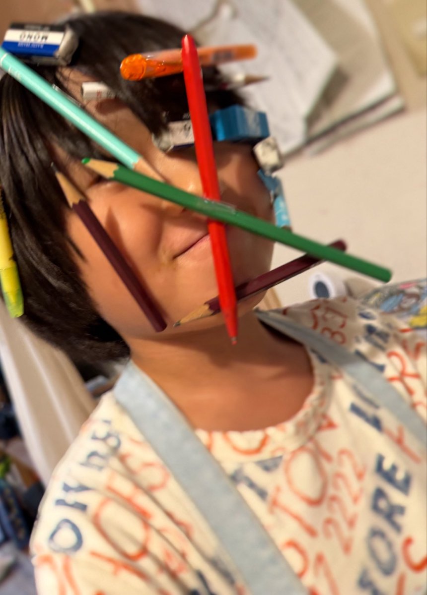 omichimai's tweet photo. りんは、いつも
りんの時間をせわしなく生きてる。
考えながら作って
作りながら考えてる。

リンが何か一緒にやりたいというので
久しぶりに物語づくり。

すると型にはまって物語が出てこない。
リンのタガを外す方法を色々試して
ようやくお話がでてきた。

始めて5日目。
毎日書きとめていこう。 https://t.co/h8268AzwIz