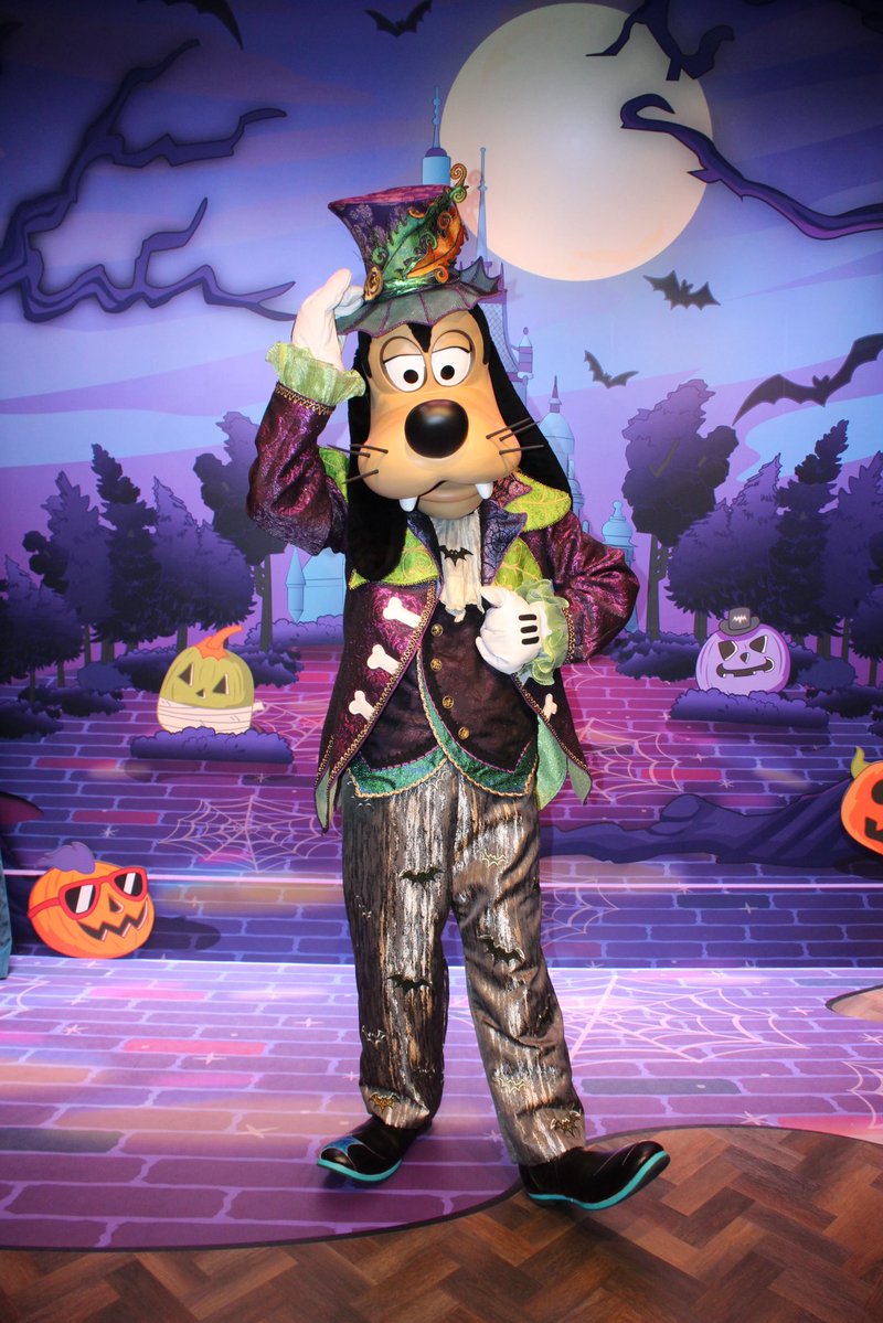 CharactersPBlog's tweet photo. Hong Kong Disneyland has a Meet &amp; Draw activity on Main Street, U.S.A. You first get to learn how to draw the character and then move on to meet them, we met Goofy and Minnie yesterday. Hopefully we can meet Mickey and Pluto today. 🎃🍂
#DisneyParks
#DisneyHalloween
#HKDL https://t.co/xcaqhDLzuR