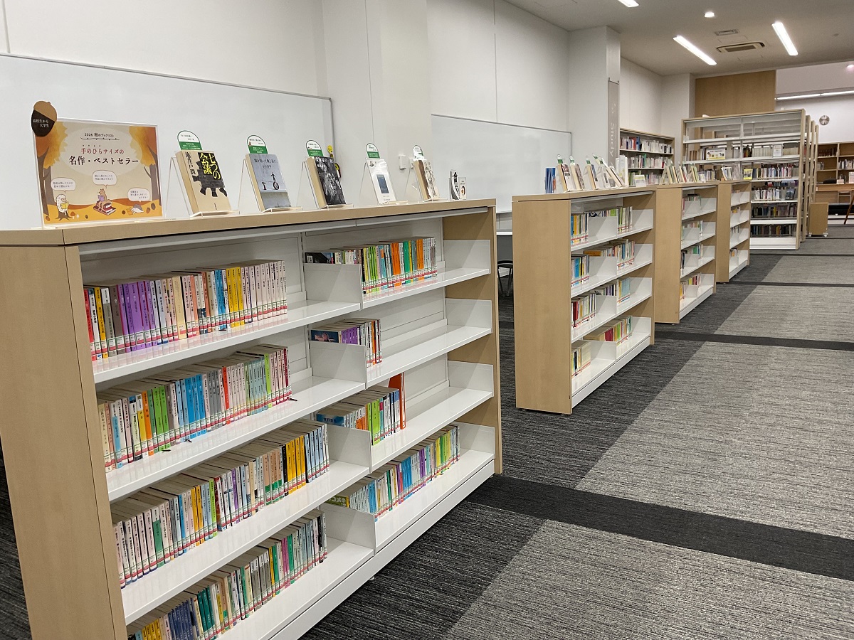 Meigaku_Lib's tweet photo. 読書の秋を文庫本で楽しもう🌰

#明学 #横浜図書館 では持ち運びしやすい文庫本で名作・ベストセラーを楽しむミニ展示「秋のブックリスト2026 手のひらサイズの名作・ベストセラー」を館内2か所で開催中です📚

展示場所
🐿1F高校生から大学生へ
🐿1Fりぶら展示架

ぜひご覧ください！ https://t.co/uFqXciXhWl