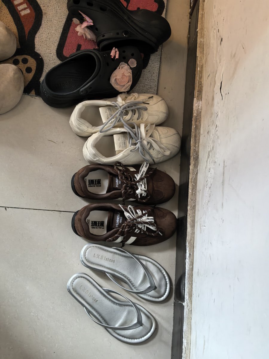 LumSuo's tweet photo. 跟踪扫楼到一个极品妹子，可惜不好拍到脸。到家门口，典型白幼瘦，趁刚脱这双银色人字拖下来就狠狠舔了上去，还能感受到一点点余热，香死了。
有没有长沙同好可以交流，交换对象互相yy。 https://t.co/nWK3BaZnNp