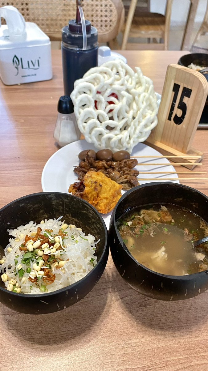 palmviz's tweet photo. siang ini makan soto bathok! soto ayam pisah nasi cuma 9.900, persatean 3.000, kerupuk 1.000🤩 btw ini enak banget kuahnya pas dan menurutku cukup mengenyangkan🤤 https://t.co/28s2V7SGVt