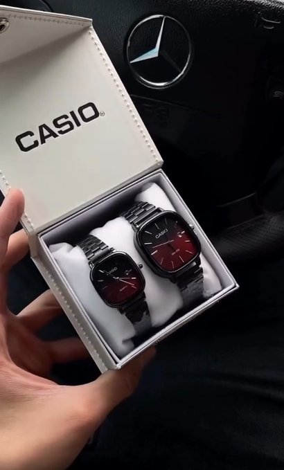 cutesleept's tweet photo. Aku nemu toko jastip jam tangan couple ini di sini... cakep banget 😭 

https://t.co/qn0eUgguWo https://t.co/vKqEUAMT7w