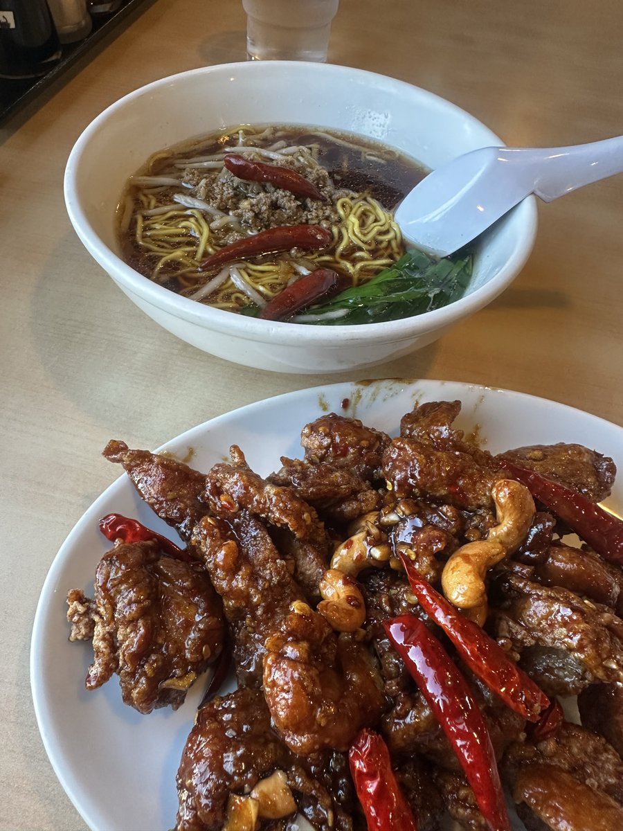 isonogatsuo's tweet photo. 昨日、台湾ラーメンカオスが食べてたからこっちも食べたくなって遅めの昼食に行ったら……準備中w
(15時30分)

仕方なし、永楽行ったら駐車場パンパン

結果、久しぶりにあじ仙！
めっちゃ美味し！

鶏唐の地獄炒め、おすすめ
白米頼まなかったの大後悔www https://t.co/PT87WpNBcs
