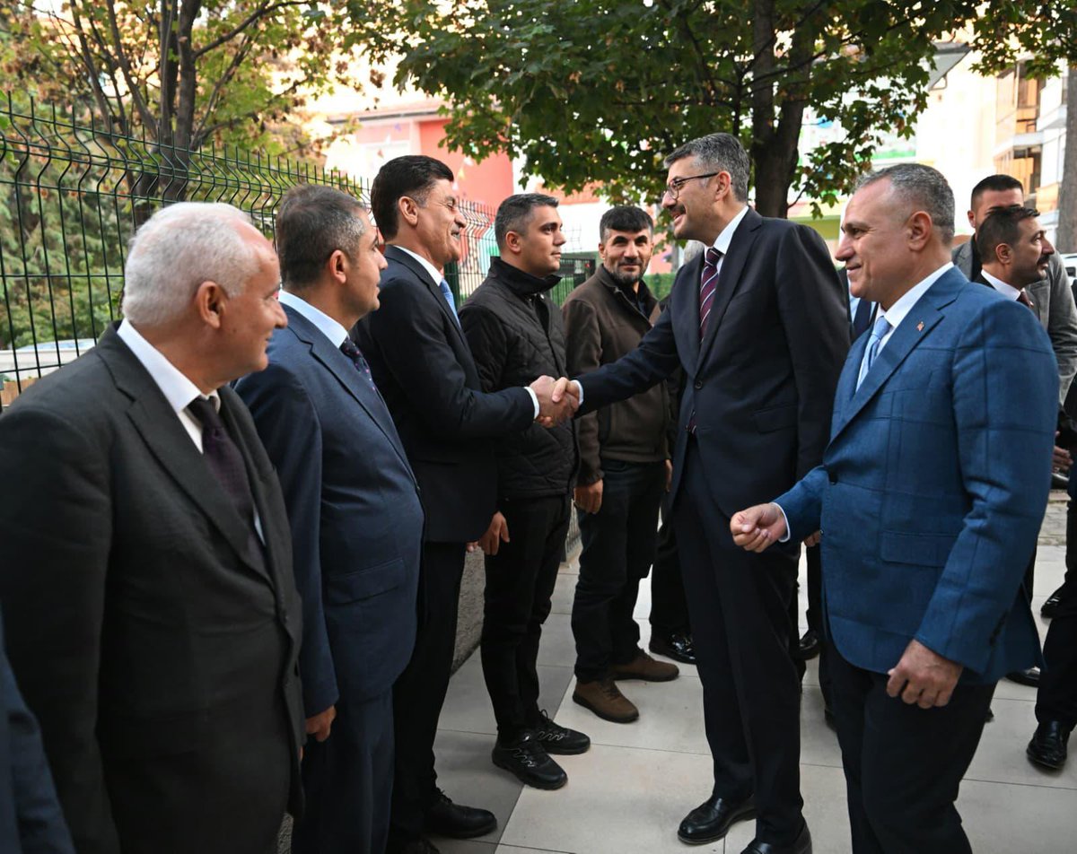 valialicelik's tweet photo. 📍 Anadolu Güvenlik Korucuları ve Şehit Aileleri Konfederasyonu 

İller İdaresi Genel Müdürümüz Vali Sayın Mehmet Emin Bilmez ile birlikte gerçekleştirdiğimiz ziyarette; Genel Başkan Sayın Mehmet Güngör ve 20 ilimizden gelen güvenlik korucuları federasyon ve dernek temsilcileriyle bir araya gelerek güvenlik korucularımızın ve şehit ailelerimizin talep, görüş ve önerilerini değerlendirdik.

Sahadan aktarılan hususları doğrudan değerlendirme imkânı bulduğumuz istişareler için Sayın Genel Başkanımıza ve farklı illerimizden gelen temsilcilerimize teşekkür ediyorum.

Görevleri başında şehit olan güvenlik korucularımızı rahmet ve minnetle yâd ediyor, ailelerine bir kez daha sabır ve başsağlığı diliyorum.