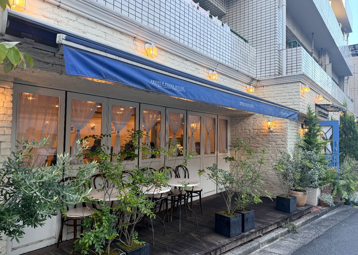 369edo3's tweet photo. 🍓 「日本一のショートケーキ」とも称される名店
巣鴨駅から歩いて行ける「フレンチパウンドハウス 大和郷本店」
巣鴨駅前の賑わいを少し離れると、そこには別世界のような静かな邸宅街が広がる
ここは「大和郷（やまとむら）」大正時代に三菱財閥の岩崎家が開発した由緒ある住宅地で、駒込の「六義園（りくぎえん）」にもほど近い上皇后美智子さまが幼少期に過ごされ、大和郷幼稚園に通われたことでも知られる歴史ある街

そんな場所に佇む洋菓子店の看板は、2種類の苺のショートケーキ🍓
🤍 ブラン（左）
真っ白な生クリームに、甘酸っぱい苺
スポンジとクリームの調和を楽しむ王道のショートケーキ
❤️ ルージュ（右）
ほんのりピンク色のクリームに、洋酒の香りをまとわせた大人の味わい
ブランとは違う華やかな魅力が

巣鴨駅から歩いて行ける場所に、こんなにも静かで品格のある街があるとは
高級車にて購入に来るお客様や喫茶利用のファンで実はいつも行列
ケーキのおいしさだけでなく、街の歴史や風情まで味わえるそんな発見も、東京散歩の楽しみ🍰☕️
#フレンチパウンドハウス #巣鴨グルメ #大和郷 #上皇后美智子さま #大和郷幼稚園 #六義園 #日本一のショートケーキ #苺のショートケーキ #東京スイーツ #東京散歩