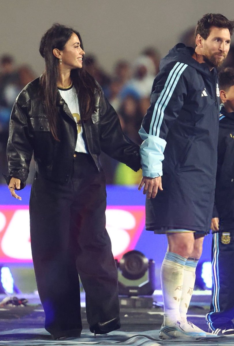 Messifangirl99's tweet photo. The boy who had a dream and the girl who believes in his dreams. https://t.co/cJmKrbAMWp