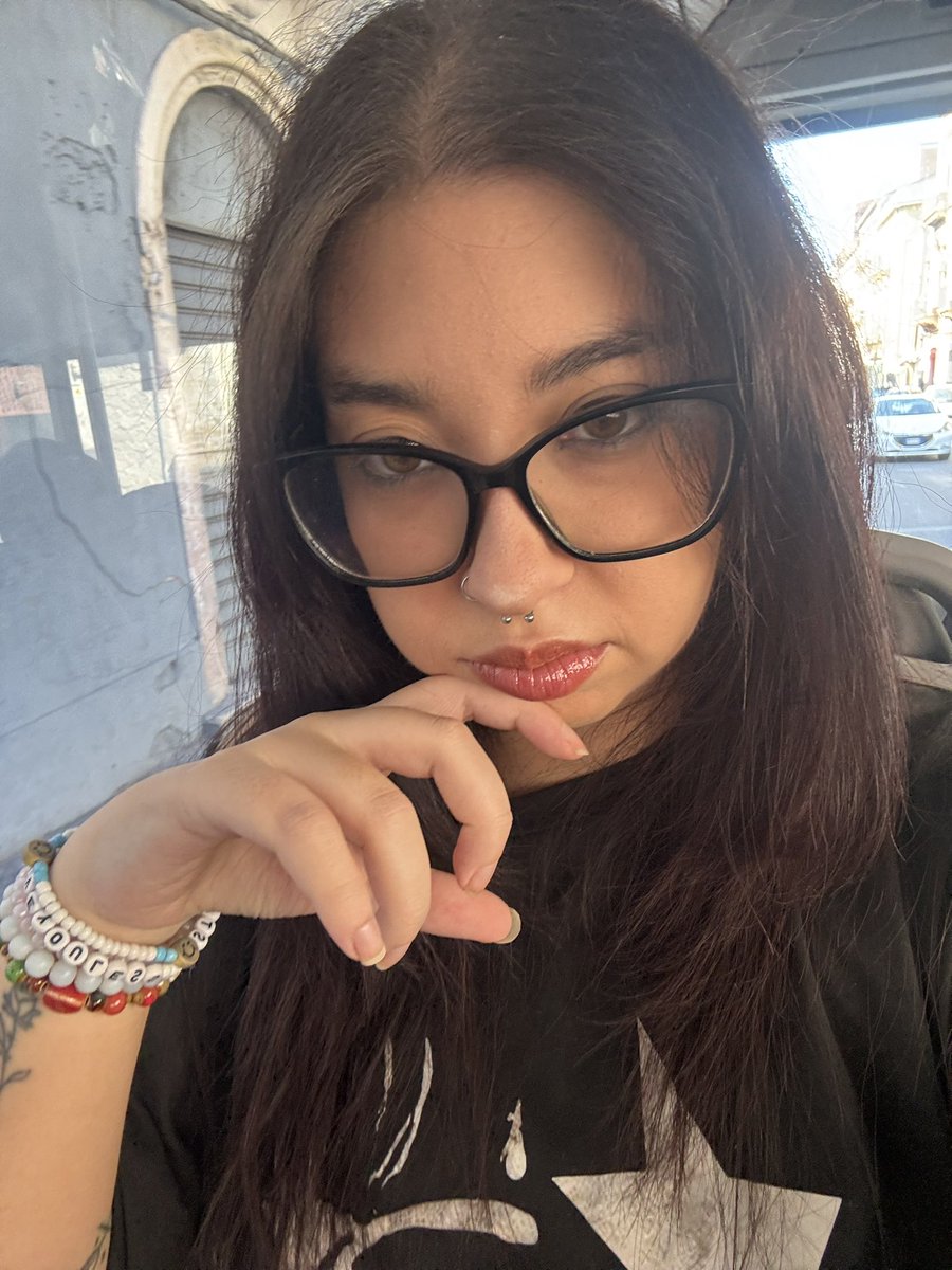 moneyjulss's tweet photo. qualche cagana che vuole farsi svuotare? https://t.co/r4jM8a0jKu