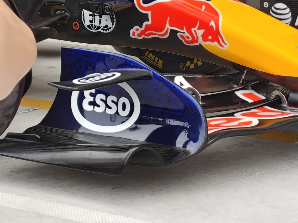 thomasmaheronf1's tweet photo. Revised end plate and flap geometries on the Red Bull, with an enlarged brake exit duct on the rear. #F1 #SingaporeGP https://t.co/0tIGPs2bhU