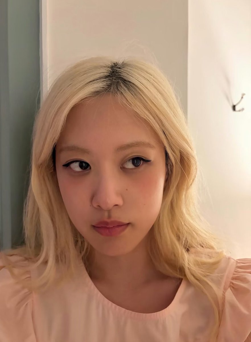 rosespics's tweet photo. rosé’s bare face is so pretty https://t.co/wwONHuLuM1