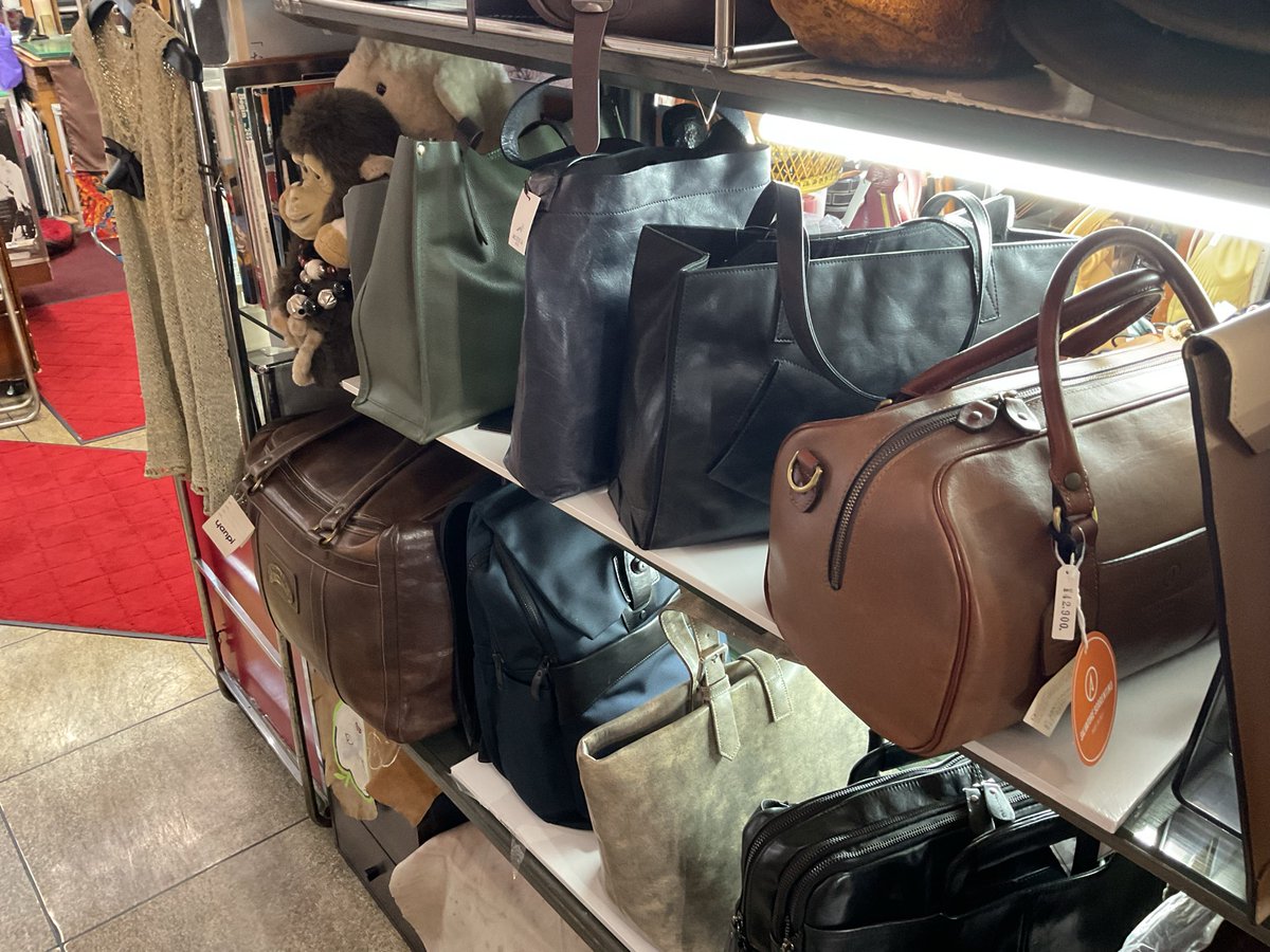 YANPI_Leather's tweet photo. 本日も開店です！
やっと天気が落ち着いて、傘を持たなくても出かけられるようになってきましたね！
秋の行楽シーズン、皆さんはお楽しみのご予定はもう立てていらっしゃるのでしょうか？
新宿に出られる際はぜひ紀伊國屋まで足を運んでみてはいかがでしょうか？ https://t.co/ZVUY9I4ET5