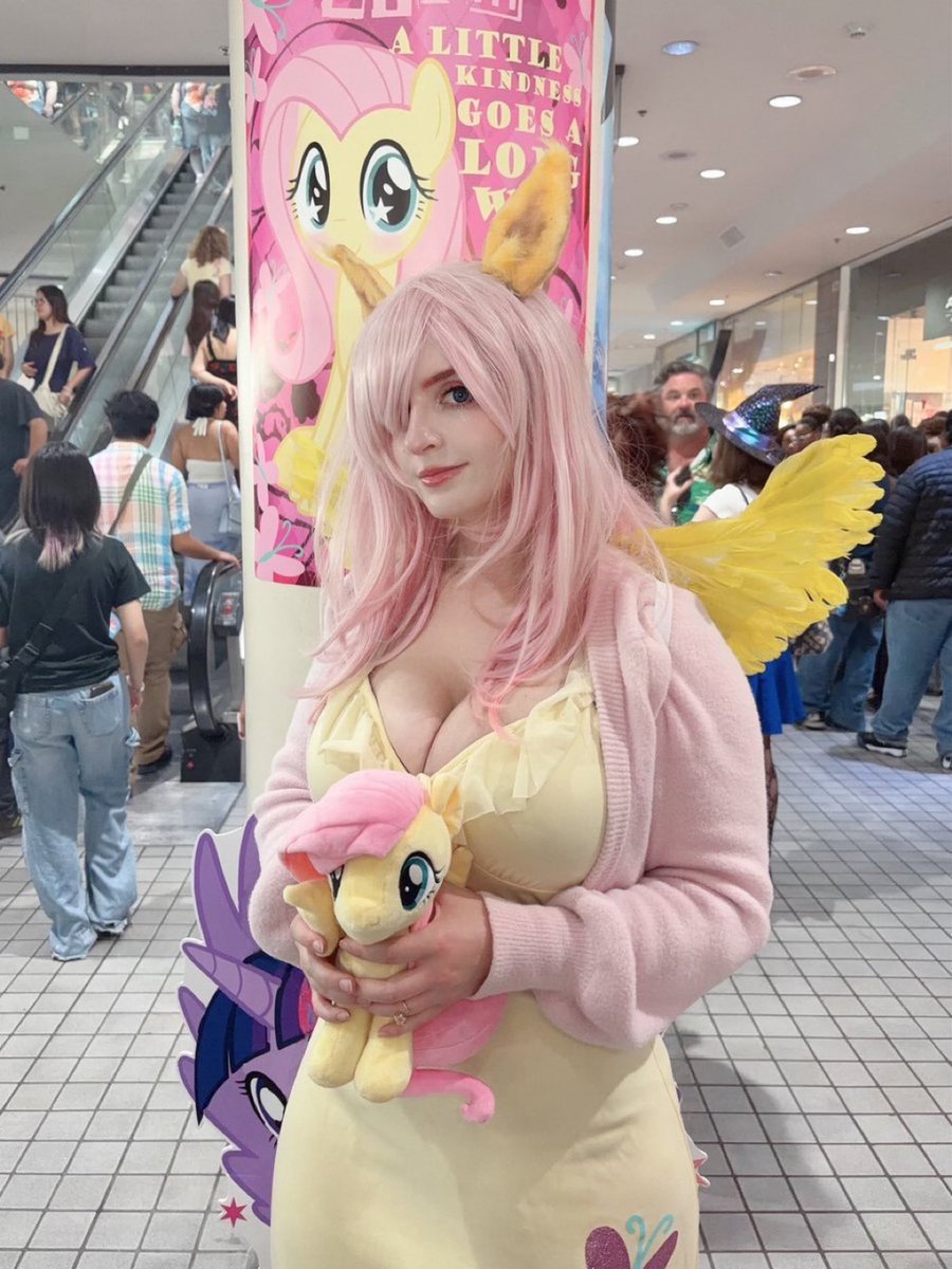 NeedRoughGrape's tweet photo. Perfect fleshlight just walking around the convention. Showing off those jugs like she needed them to be put to use https://t.co/ivYKIaBj80