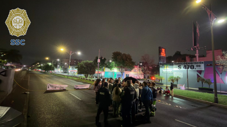 OVIALCDMX's tweet photo. 21:05 #PrecauciónVial | Continúa cerrada la circulación en carriles centrales y laterales de Viaducto Miguel Alemán a la altura de Dr. Barragán al Poniente, @AlcCuauhtemocMx, por presencia de manifestantes. #AlternativaVial Eje 3 Sur y Obrero Mundial. https://t.co/M5gBZldMv1