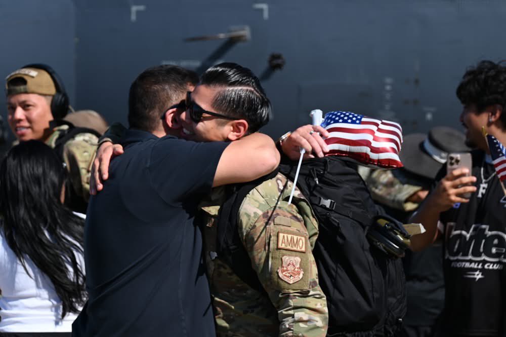 TheCalGuard's tweet photo. 🇺🇸 Silicon Valley’s Airmen: Welcome Home!

For months, members of Your Cal Guard’s 129th Rescue Wing supported combat search and rescue operations in the Middle East.

Now they’re back at Moffett Field, welcomed by family, friends and some long-overdue hugs❤️. @CAgovernor https://t.co/V7Faa6Gsxv
