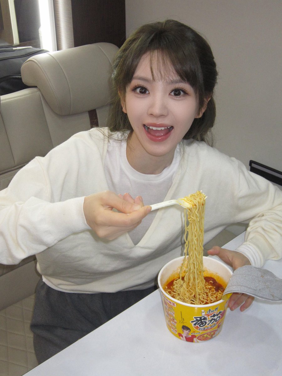 luvutianxiwei's tweet photo. #TianXiwei eats Master Kong cup noodles. 🍜 https://t.co/4539SnCZXt