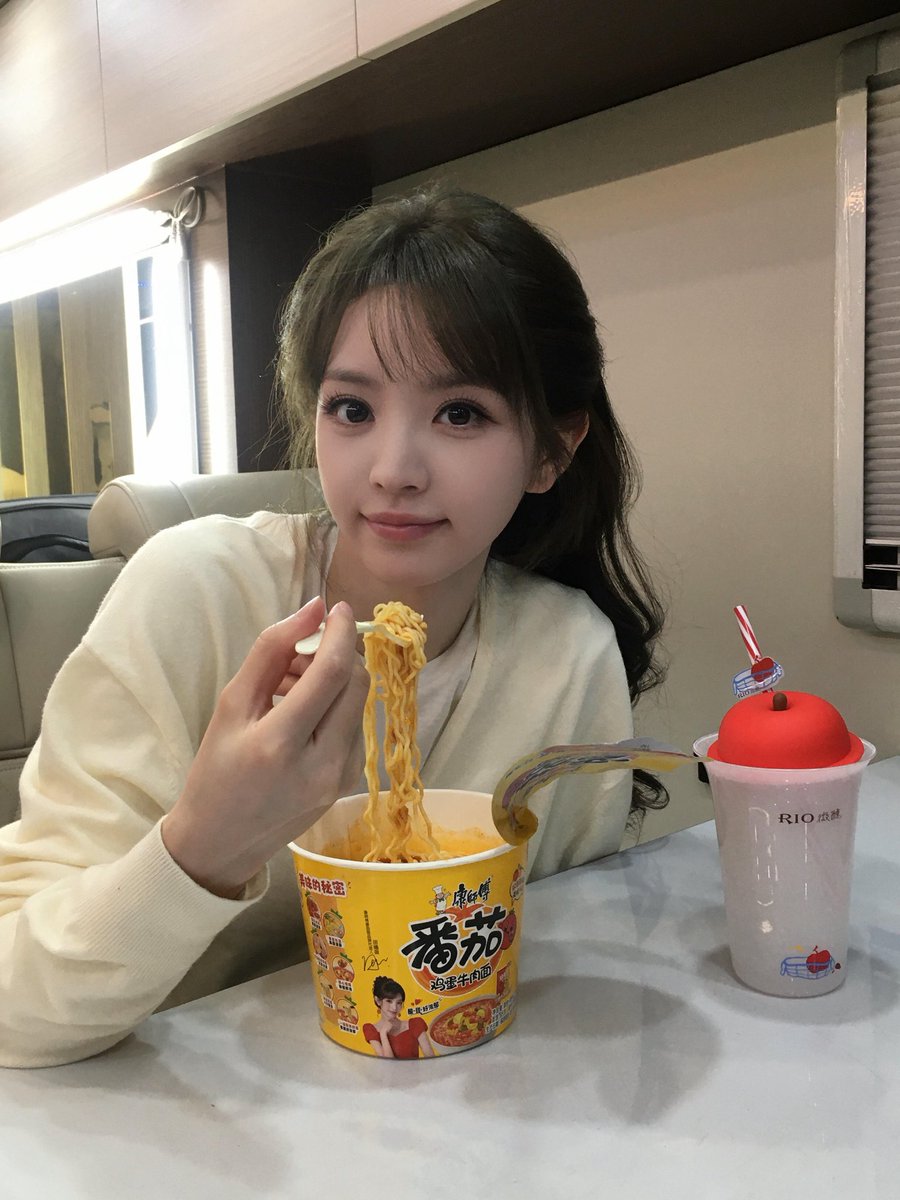 luvutianxiwei's tweet photo. #TianXiwei eats Master Kong cup noodles. 🍜 https://t.co/4539SnCZXt