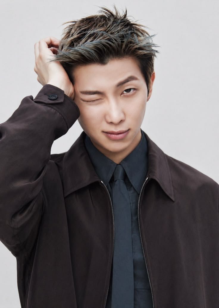 UpdateKBoys's tweet photo. ABSURDO! Após RM (BTS) se pronunciar pedindo para que fãs no Peru não fiquem em frente ao hotel do grupo, centenas de fãs se juntaram no local para realização de um evento.

Fontes dizem que as pessoas do local estavam gritando e até mesmo mirando lasers nas janelas do edifício.

© RM Brasil