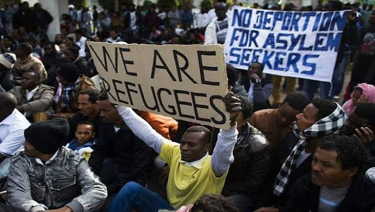 SABCNews_Radio's tweet photo. [TALKING POINT]  What could be the possible working solutions for South Africans to co-exist with foreign nations, following the Constitutional Court's ruling that any person seeking asylum, cannot be denied access to the system?

#SABCNews #FirstTakeSA https://t.co/4p6FZiIEIw