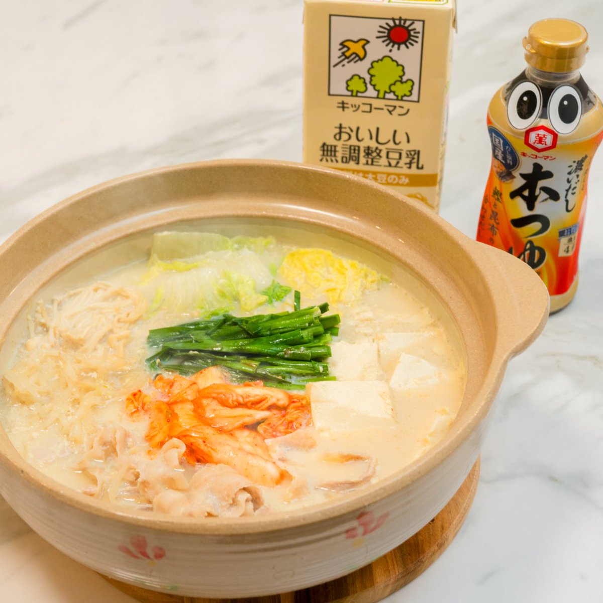 kikkoman_desu's tweet photo. ＼#10月12日は豆乳の日／
キッコーマン豆乳（@kikkoman_tounyu）の
「おいしい無調整豆乳」×本つゆで、豆乳キムチ鍋🔥🍲

豆乳でキムチの辛さがまろやかに😋

あなたはまろやか派？辛め派？ https://t.co/Atc1UvgzAg