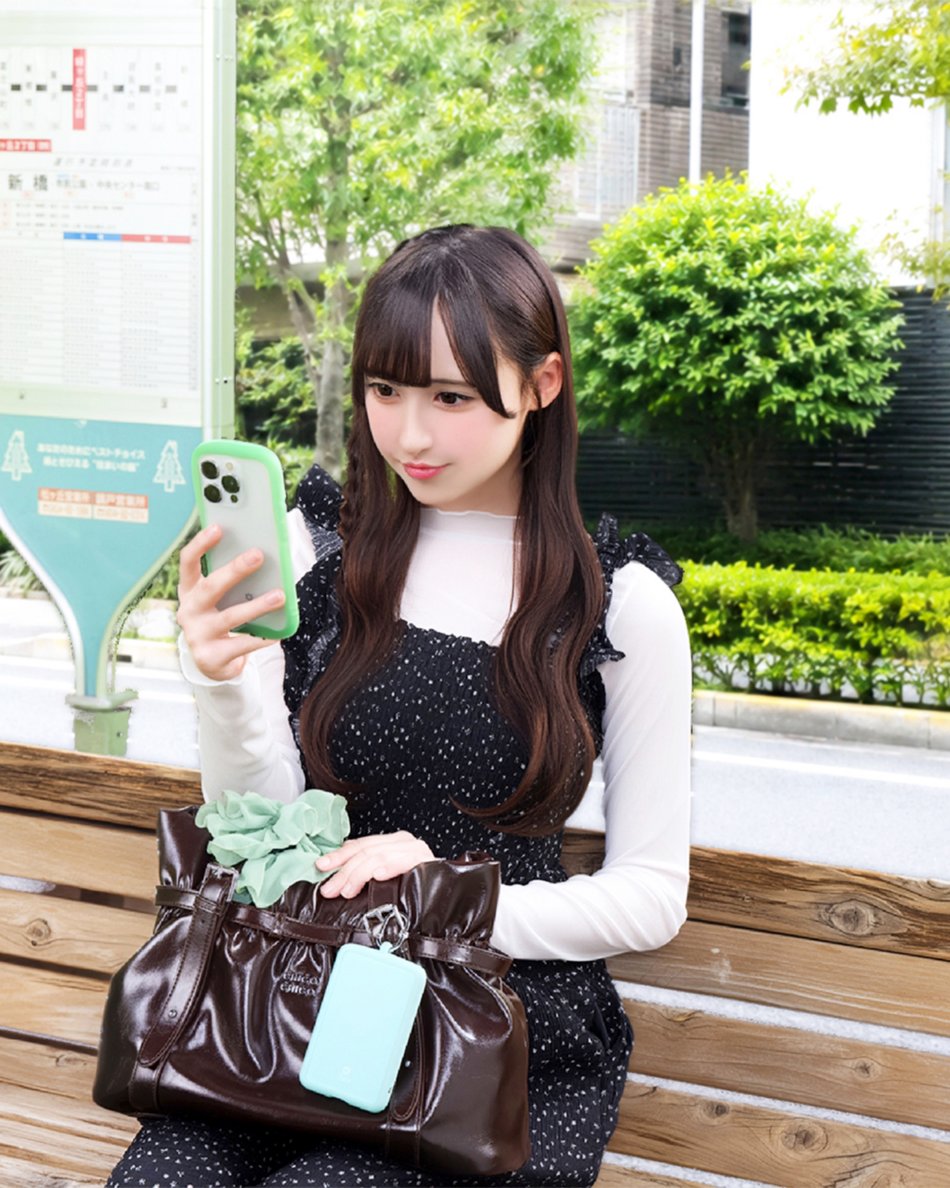 iface_jp's tweet photo. 若葉のあ(@iLiFE_wakaba)さんが紹介する “#SafePaq!”

♡担当カラー 緑色
♡製品カラー ペールグリーン
♡若葉のあさんからのメッセージ

「これまではモバイルバッテリーを鞄の中に隠してしまっていたのですが、カラフルで可愛いデザインだから、バッグの外につけておしゃれとしても楽しめて嬉しいです！」

ペールグリーンのSafePaqはこちら⇩
https://t.co/BsDAC45G1h

#iLiFE #iFace