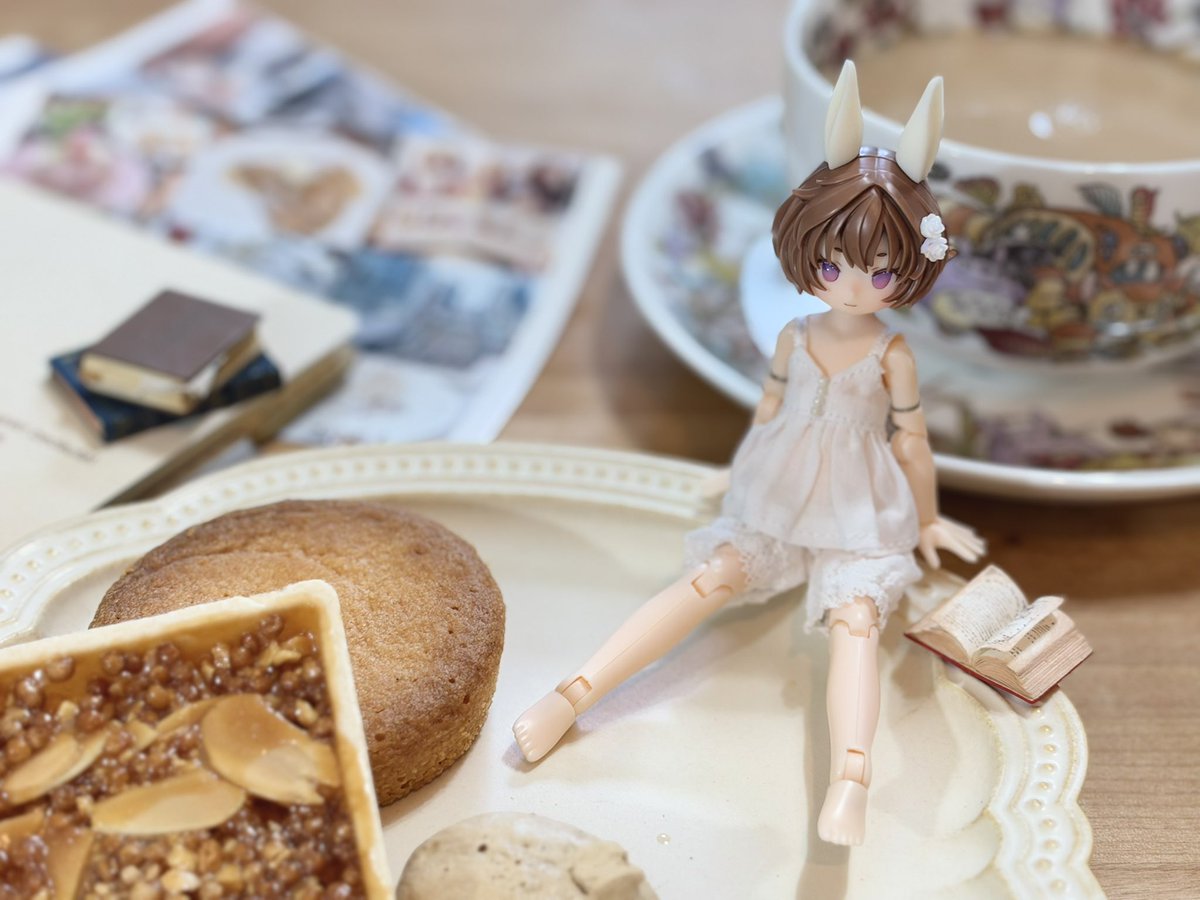 skuiskui's tweet photo. 我が家に来てくれたくろうさ2くんと早速���茶会開きました。

くい家に嫁ぐということはこういうことだぞ、かわいい服着せてたらふくスイーツ食べさせて愛でるので覚悟してくれたまえ🐰🤍

#宇宙うさ 
#ss服 https://t.co/fFcJScYWuq
