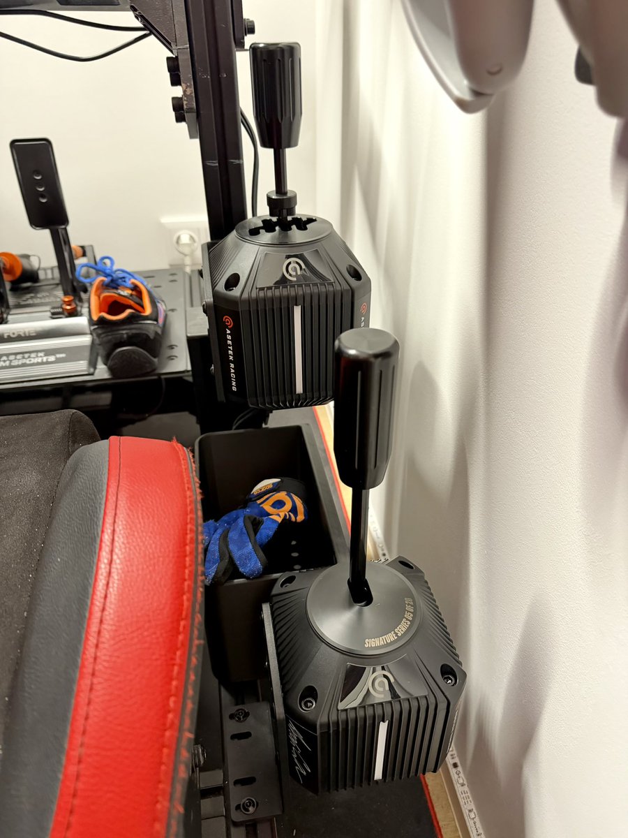 Mecky_79's tweet photo. Guten Morgen auf in den Freutag. Gestern kam das neue Spielzeug für mein Simracing Rig. Handbreak und Shifter von @AsetekRacing 😊 Habt alle einen tollen Tag. https://t.co/SmwdqYaxji