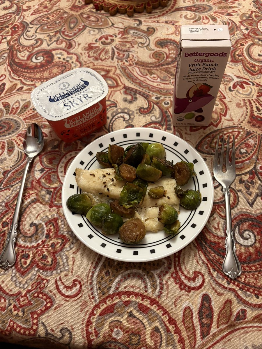 veryberryhungry's tweet photo. 2mad even though i wasn’t hungry for the second meal bcs mama made me eat 
~850kcal https://t.co/PhJbnvQRuZ