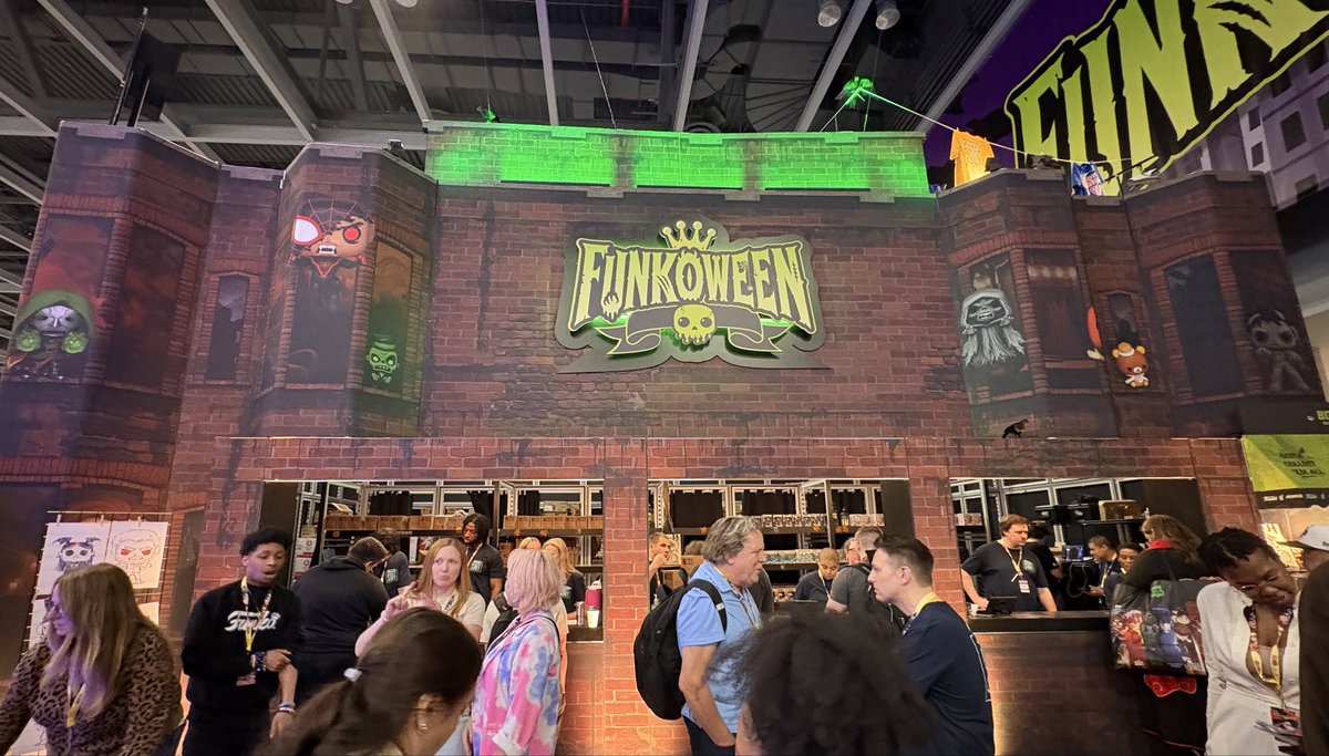 srsoto26's tweet photo. Day 1 of #NYCC 2026 started with a trip to the @OriginalFunko booth! 

Happy Funkoween 🎃💀👑 https://t.co/Skn9402zMg