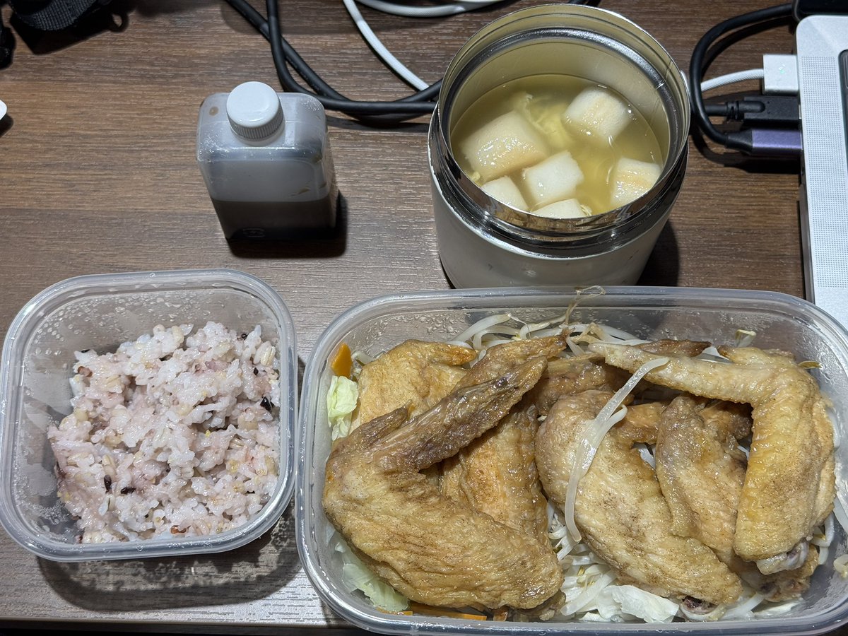 mrasame3's tweet photo. 今日のあつ兄の弁当は

手羽先の塩焼きです
いただきまーす🙏 https://t.co/4lBQ3X5WXl