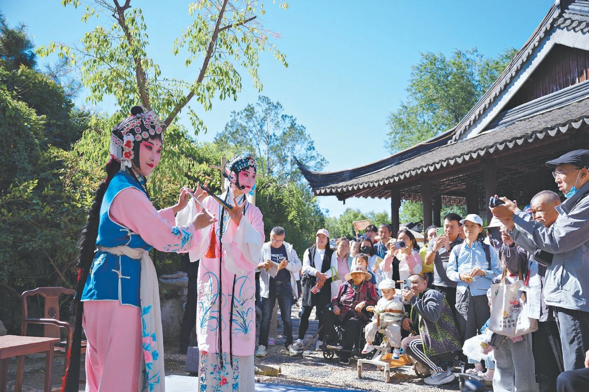 jinxiansheng_bj's tweet photo. Beijing’s parks welcomed over 13.8 million visitors over China's National Day holiday. The Summer Palace and Temple of Heaven remained the top picks for travelers enjoying Beijing’s autumn scenery. #BeijingParks #AutumnVibes https://t.co/aX0nioYkXY