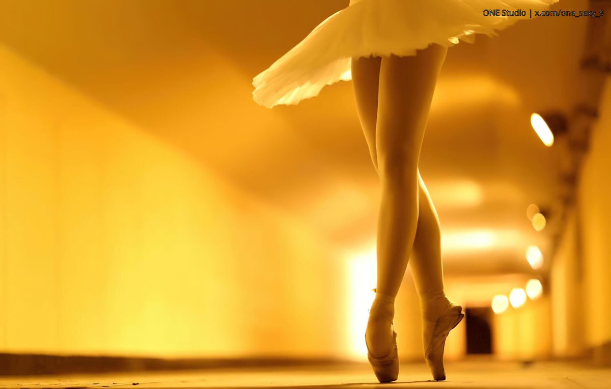 ONE_sexy_9's tweet photo. When stepping into the weekend, make sure to do it gracefully. Ballet vibes only. 

#Ballet #DancersLife #ArtInMotion #OneStudio https://t.co/pb19efkX28