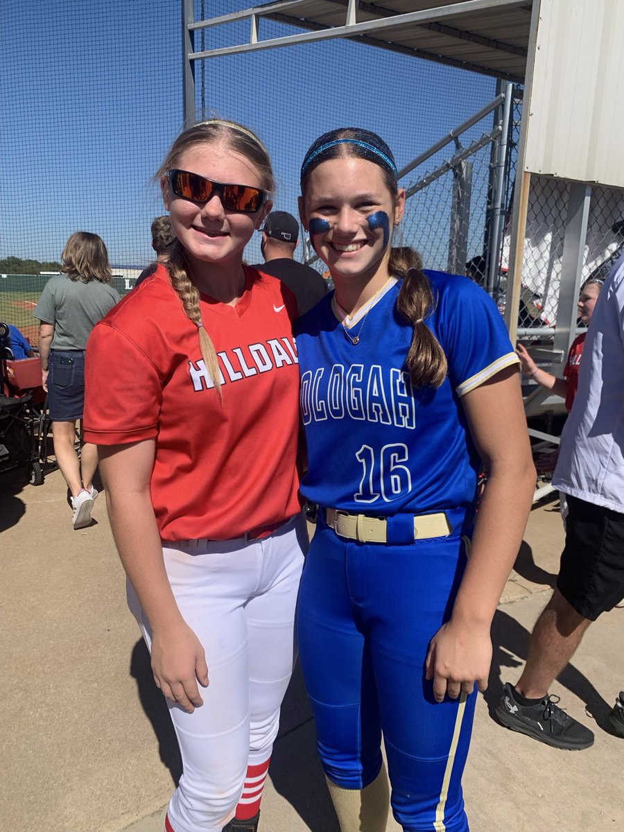 TulsaElite2829's tweet photo. ✨Teammates ✨ Post season battle!! 🧡
<—@KayleeSmith2029 @Kyann_Weathers —> https://t.co/zguAGXxkIA