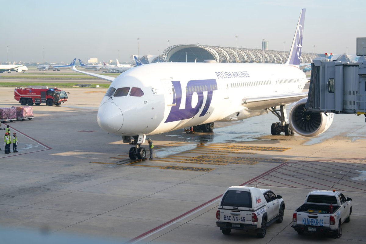 prdthailand's tweet photo. Tourism Authority of Thailand welcomed LOT Polish Airlines’ inaugural direct flight from Warsaw to Bangkok on 8 Oct 2026. The route will expand to 5 weekly flights in late October, improving access from Poland and Central Europe and attracting long-stay Polish visitors. https://t.co/kOB0T6lGwX