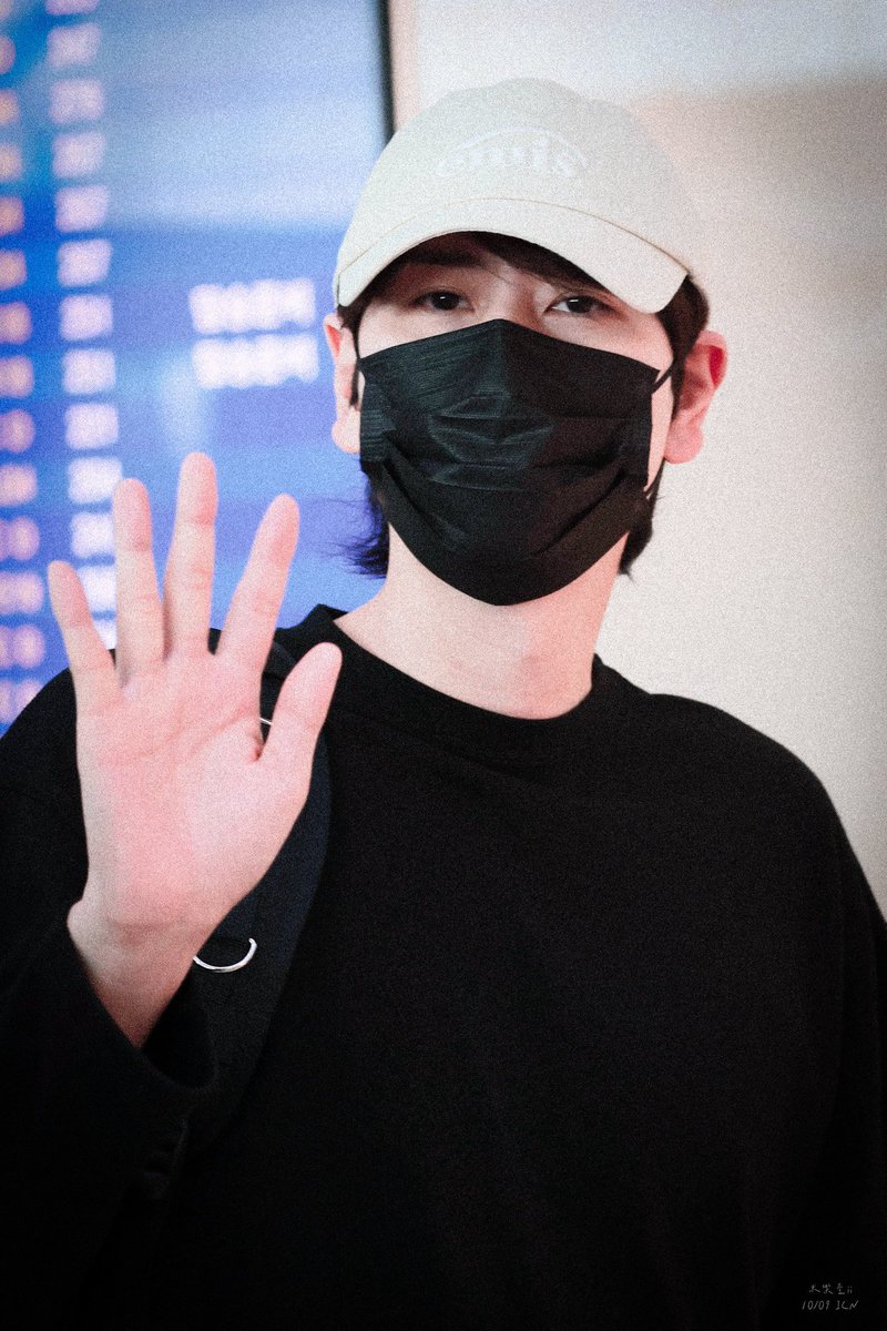 gyuramkyu03's tweet photo. Kaohsiung Park Music Festival Super Junior K.R.Y. 

we miss you Cho Kyuhyun, safe flight 💛

[© on vid] 
#규현 #kyuhyun https://t.co/cizDWe4eX2