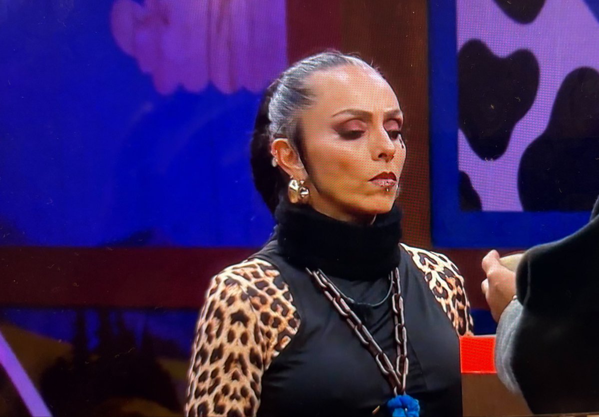 cinelimonysal's tweet photo. Que le pasa a Ivonne diciéndolo a Mónica que Rafa se la morboseo pero que ni modo es de su equipo che prra la neta. #LaGranjaSalvación https://t.co/I5L5uCbH3J