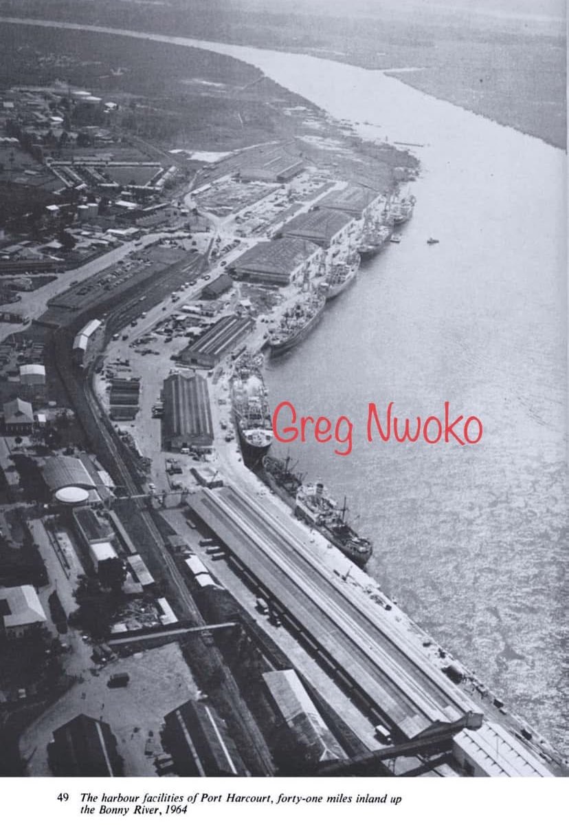 nwoko_greg62705's tweet photo. This is an aerial view of the Port Harcourt harbour facilities in 1964, forty one miles inland up the Bonny River.

You can see several ocean going vessels berthed along the quay, lined up against the warehouses. Behind the warehouses is the railway line that directly connects the port to the hinterland, which was the main reason Port Harcourt was built by the British in the first place, to evacuate coal from Enugu and produce from the Eastern Region.

At this time Port Harcourt was Nigeria's second largest port and the gateway for the East.