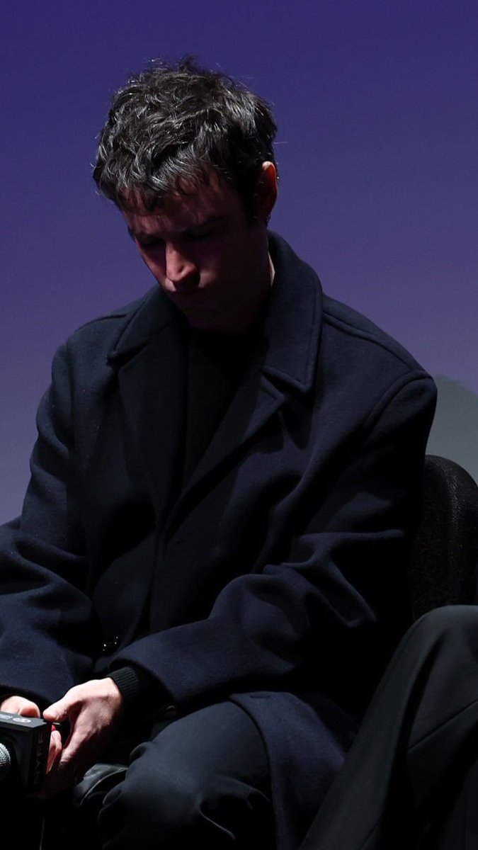Sturridgette's tweet photo. You can tell when his social battery is on low 🪫😂 I love you Pookie 🖤
#TomSturridge #NYFF64 #TheManILove #NYFF https://t.co/8Cfb4F6DWX