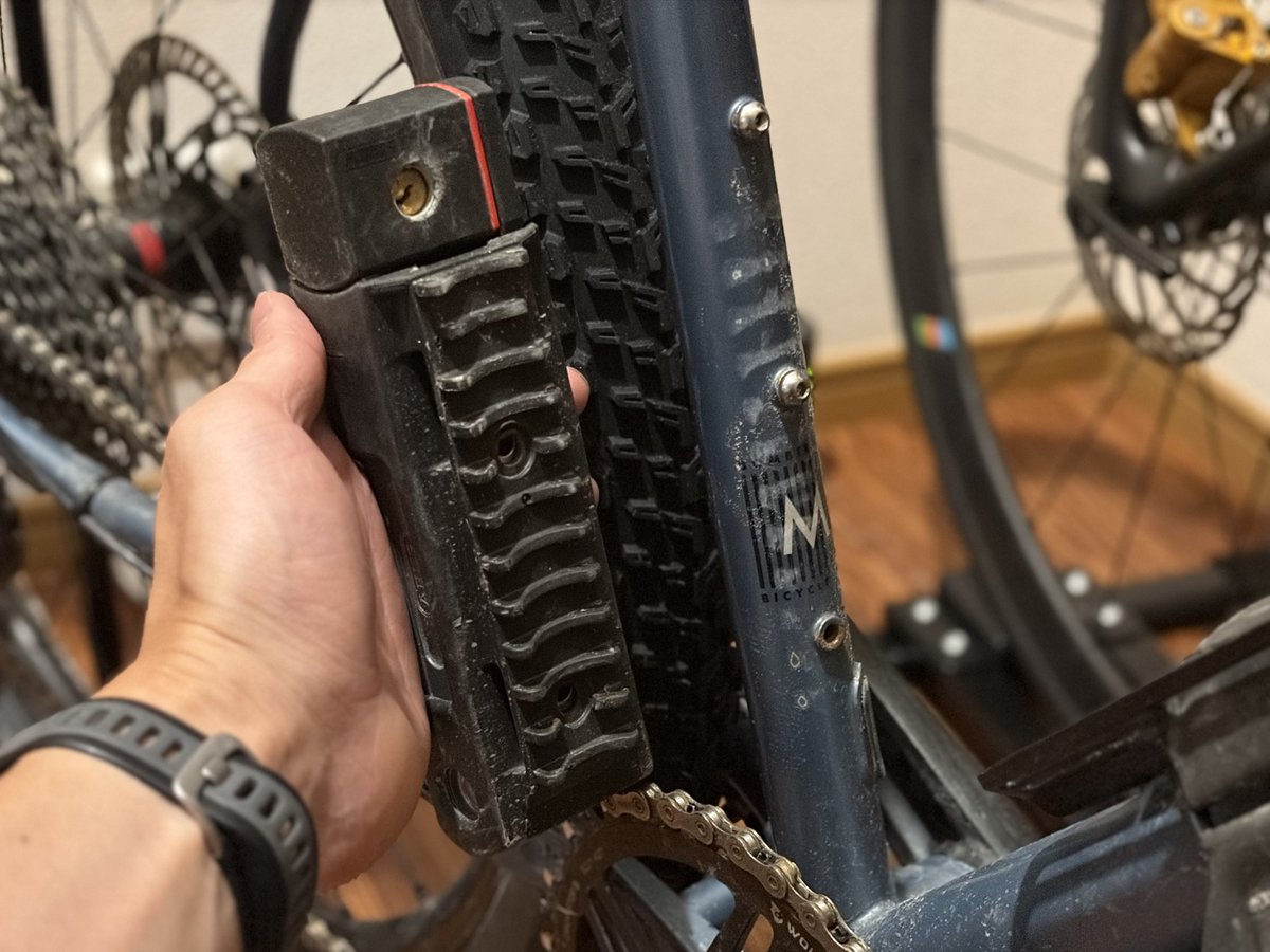 r0adbike_sk's tweet photo. 愛車が長旅から帰還！
ようやくツーリングが終わった。

輸送による損傷はなさそうだけど、長距離のダートと泥により、かなりボロボロに。思い出の傷が増えました。 https://t.co/if8jhkJLnp