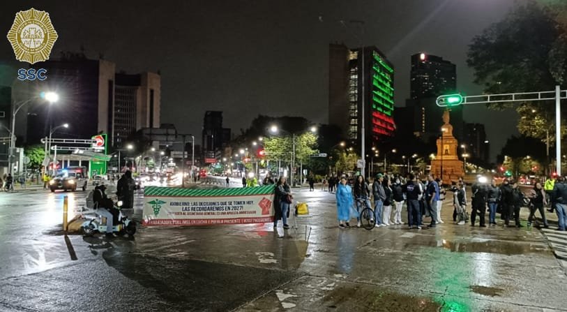 MLopezSanMartin's tweet photo. 🚧 Continúan cerradas vialidades por la protesta de trabajadores del IMSS

Sin circulación en Viaducto Miguel Alemán, a la altura de Dr. Barragán, y en Insurgentes al cruce con Reforma https://t.co/B3lLZI7XEQ