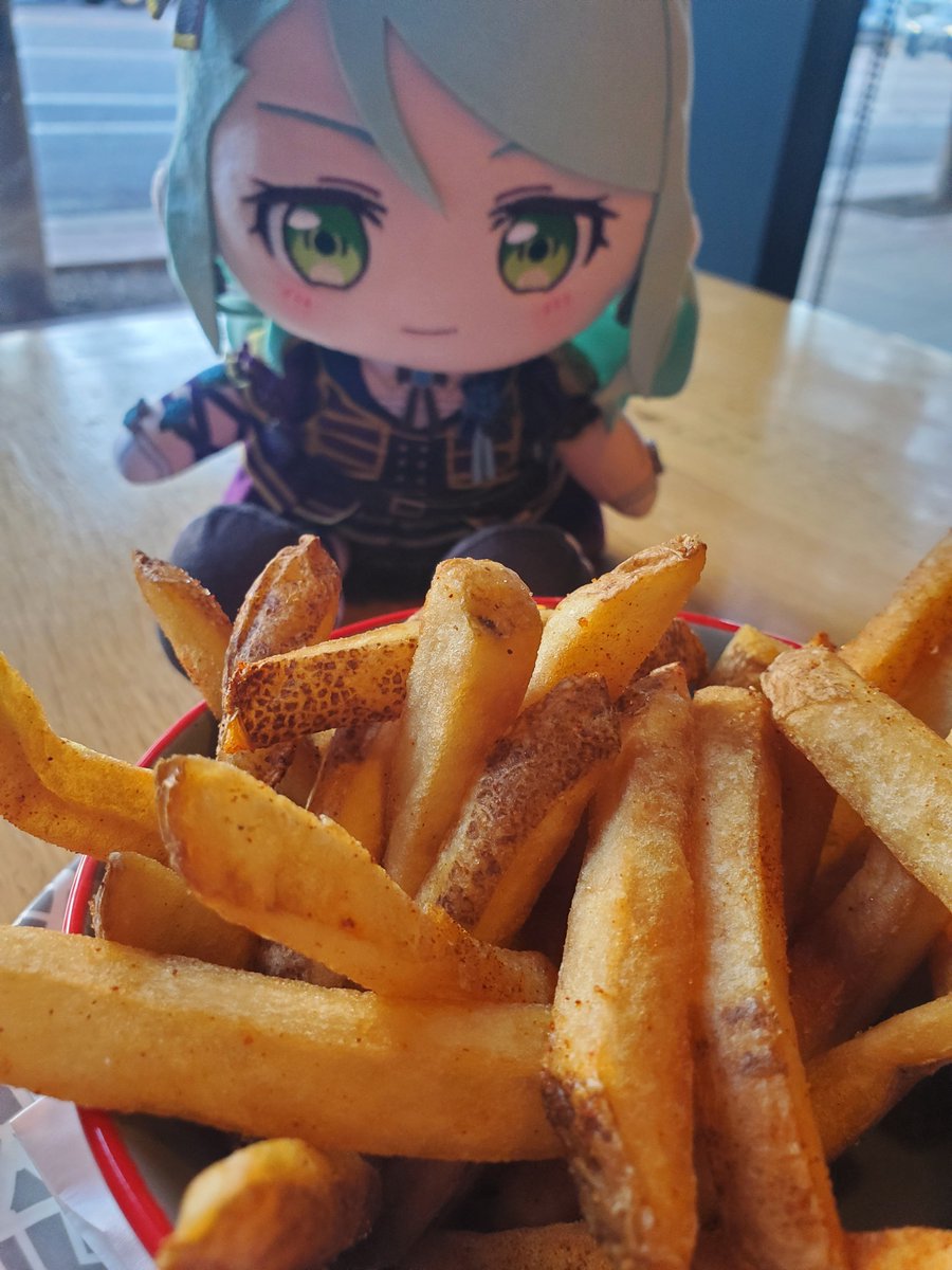 cinnamonderella's tweet photo. i've been feeding sayo a lot and now she's much larger and rounder https://t.co/0UnHXyHobx
