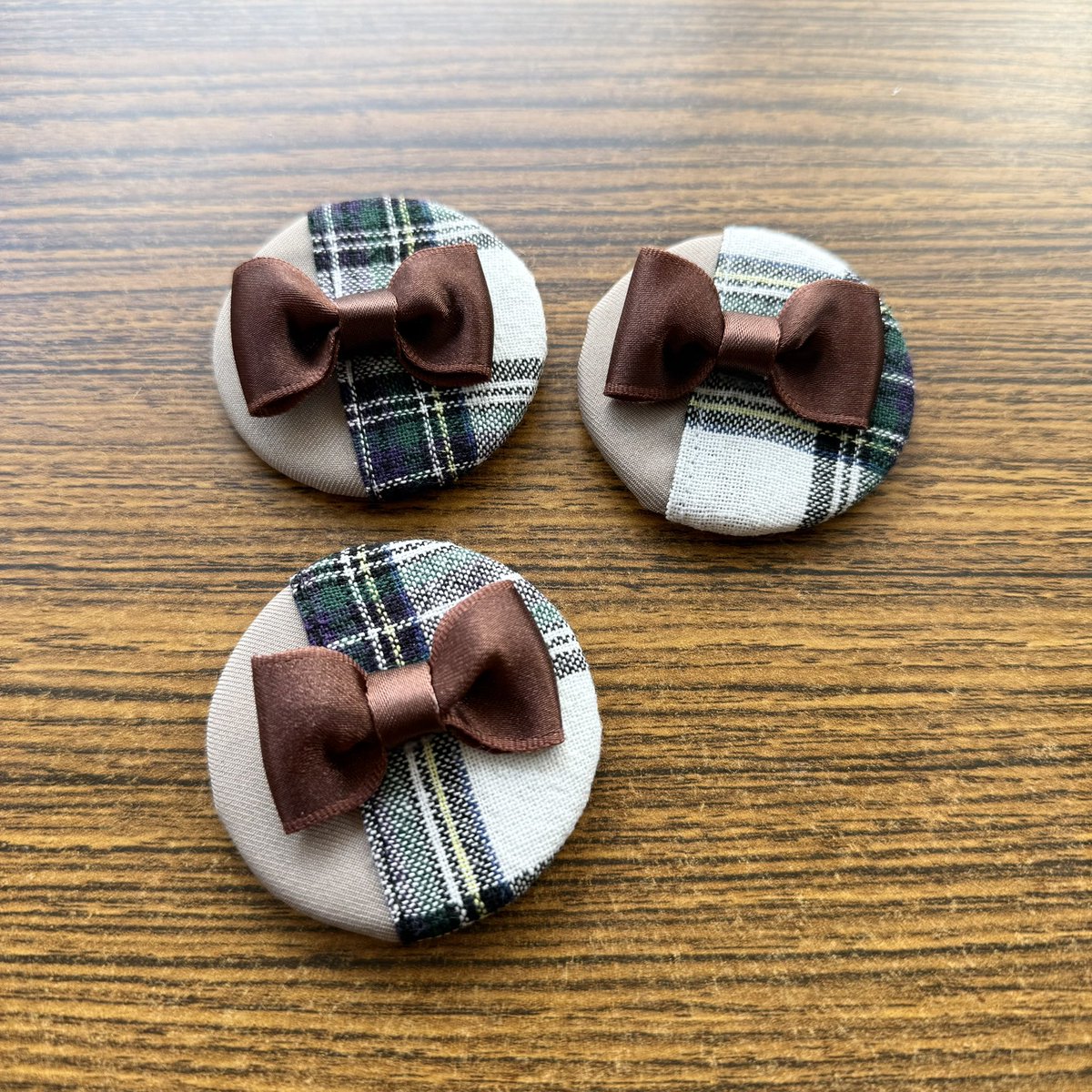 daifuku_yuko's tweet photo. お気をつけてお越しください(*´︶`*)ﾉ

受け付けでフライヤーの刺繍の実物を展示してます。写真OK！ぜひ撮ってください。

そして、仙くんの帽子と同じ布で作った缶バッジを販売中です。
ホール内のスタッフさんにお尋ねください😊
#そのやく https://t.co/GFWD7tVD18