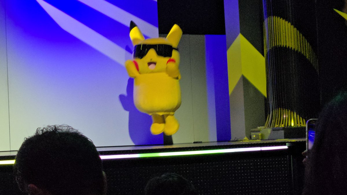 Yamayuringo's tweet photo. ところでポケパークin時の私はアドレナリンとオキシトシンが大量分泌されており、生半可では止まらない暴走特急と化しております。あんな��の空間でとまれという方が無理だと思います。
これは撮影オッケーな時間がちゃんともうけられている神ショーのピカピカスパークス https://t.co/gOPGge1Hjb