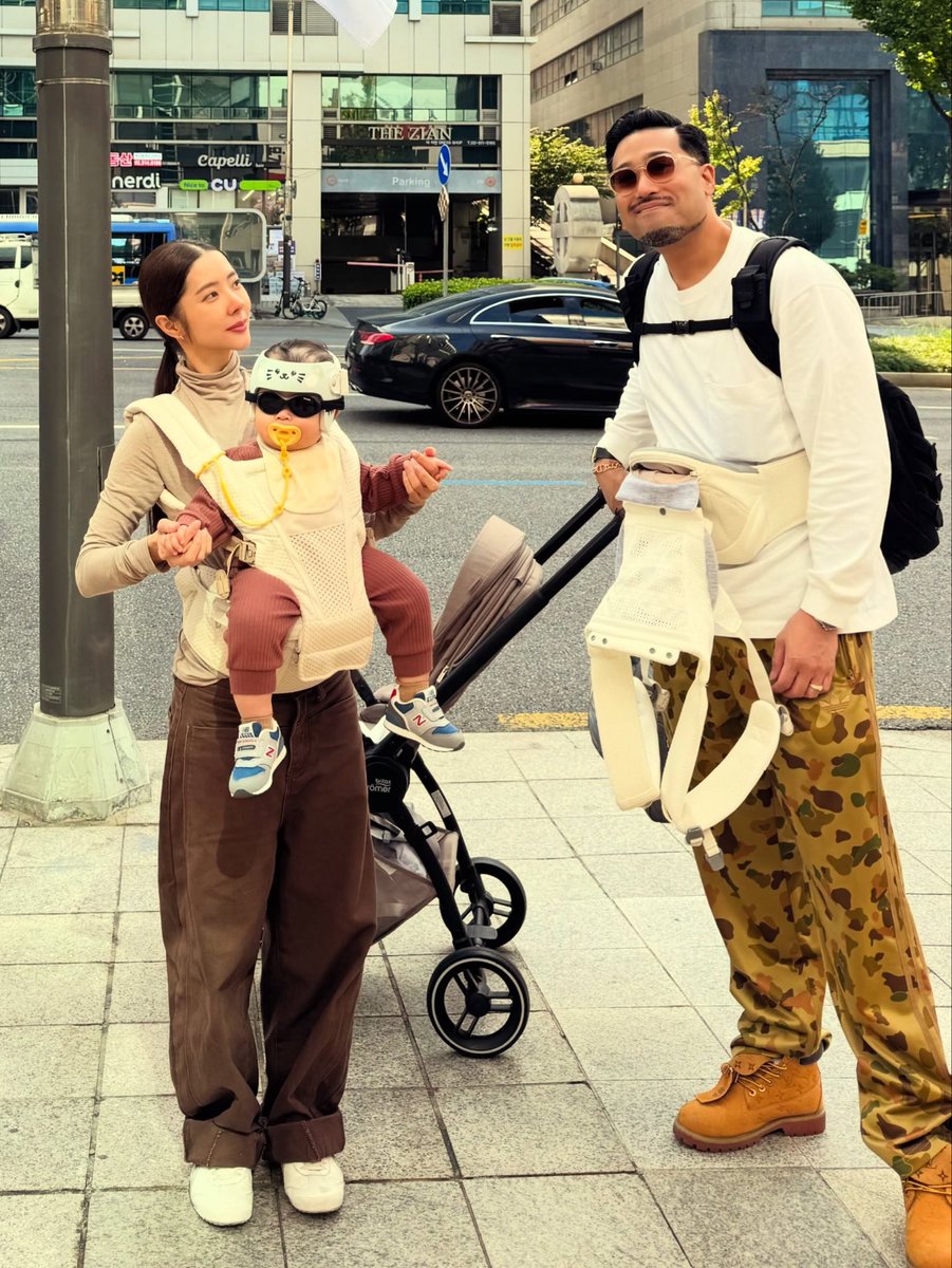 vousjay's tweet photo. First trip คีธ และพ่อแม่🥹 คุณพ่อคีธใส่ที่อุ้มคีธที่หน้าท้องด้านหน้าด้วย พึ่งเคยเห็นภาพนี้ 555555555 คีธน้ำหนัก10โลแล้ว หนักก็ต้องผลัดกันแบกสู้ตาย😂 แปปๆเดี๋ยวเฮียก็โตเป็นหนุ่มบิ๊กบอยแล้วอุ้มไม่ไหวแน่ๆ เพราะเฮียคีธโตไวมากกกกกกกกก https://t.co/PKfmoexfcB