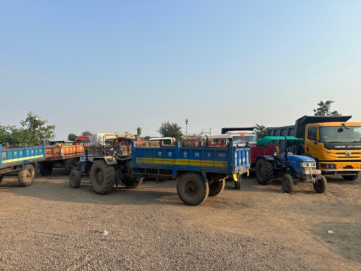 airnews_abad's tweet photo. ➡️તાપી નદીમાં ગેરકાયદે રેતી ખનન સામે સુરત ફ્લાઈંગ સ્ક્વોડ અને તાપી જિલ્લા ભૂસ્તર વિભાગે સંયુક્ત કાર્યવાહી હાથ ધરી.
➡️કાર્યવાહી દરમિયાન 8 ટ્રેક્ટર અને 2 ડમ્પર સહિત 1.5 કરોડ રૂપિયાથી વધુનો મુદ્દામાલ જપ્ત કરવામાં આવ્યો.
#Tapi #Nizar #IllegalMining #MiningRaid
#AIRPics : નીરવ કંસારા https://t.co/1jFVHJvWDx