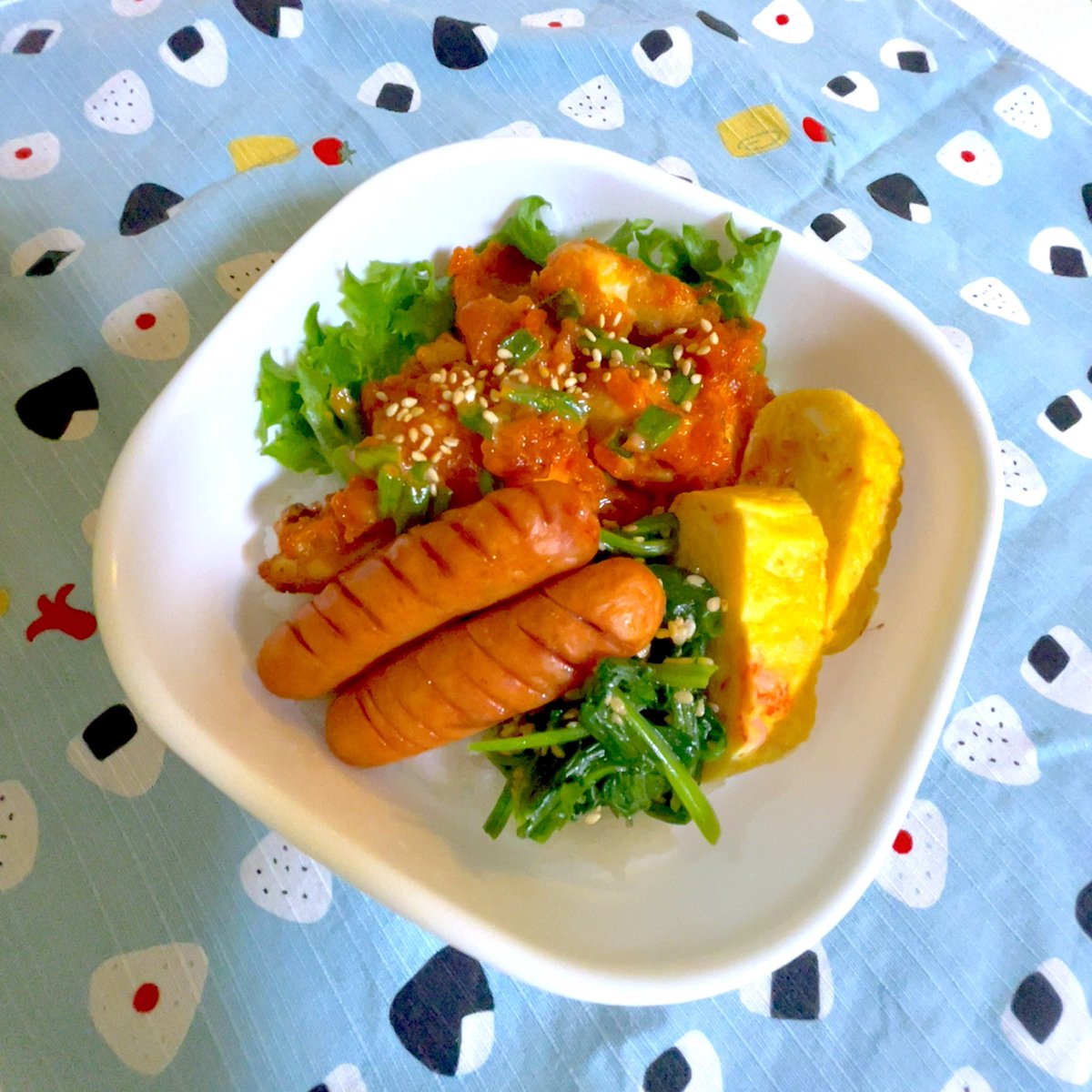 kudomonaka's tweet photo. 鳥チリ丼弁当🍱
#お弁当 https://t.co/Su08FxkrR7