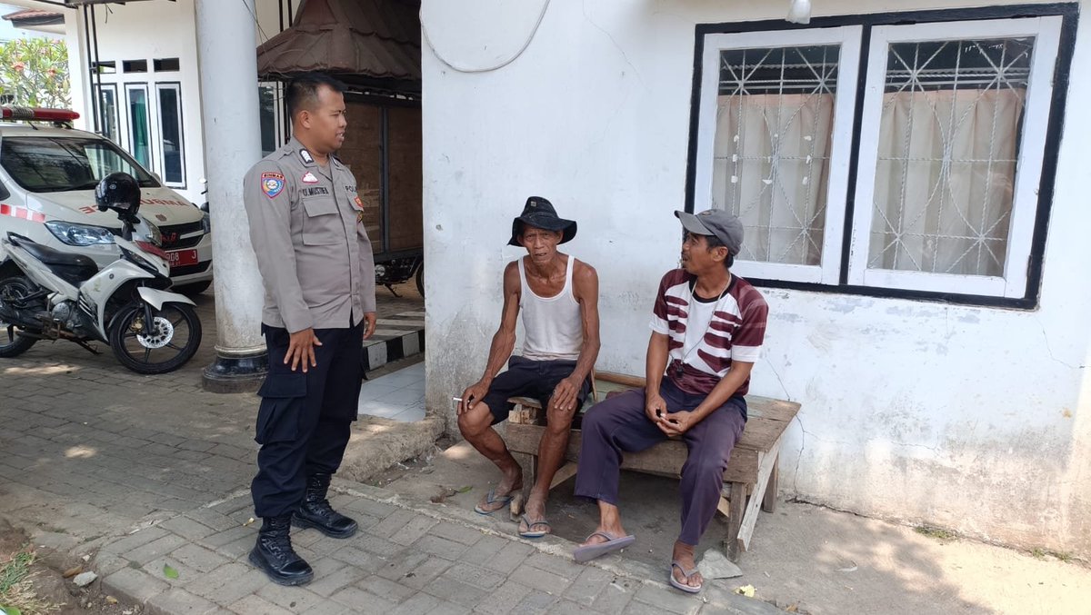 PolsekPasawahan's tweet photo. Sambang ke warga masyarakat terus dilakukan bhabinkamtibmas Polsek Pasawahan hal itu dilakukan guna menciptakan keamanan dan ketertiban
#polripresisi
#divisihumaspolri
#ditbinmaspoldajabar
#humaspoldajabar
#humaspolrespurwakarta
#polrespurwakarta
#polsekpasawahanpurwakarta https://t.co/3Q3pZIrRK6