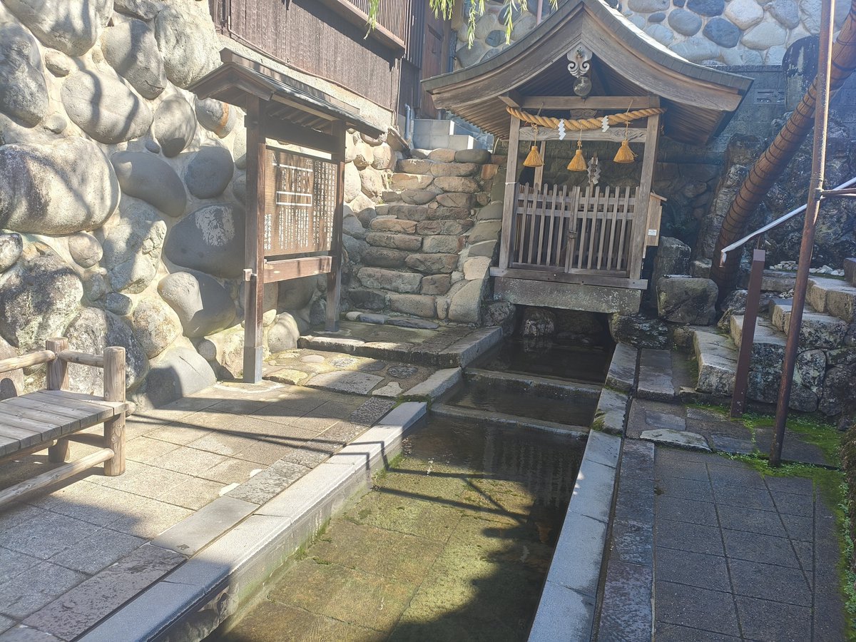 bls_hrknt's tweet photo. 白川郷から移動して郡上八幡へ
積翠園に泊まって1日目は郡上八幡城だけ見て郡上に住んでる友達と飲みに出かけて
今日は郡上八幡をぶらぶら散策
田舎やけど程よく不便感じがいいな。
不便やけど困るほどでも無い https://t.co/ByhKVFnV7N