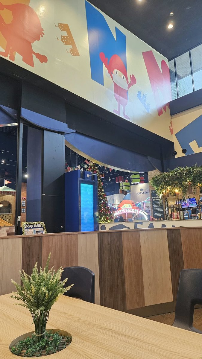 oneforeds's tweet photo. semalem abis ngantor, cape banget pengen cuci mata di mall. 
maunya sih nonton ya, cari film bioskop yang hari ini tayang, tapi gak ada yang buat gue tertarik untuk beli. 
nah pas keluar bioskop, gue liat ada wahana buat anak kecil dan ini gede bangett. 
namanya fanpeka, dan emang buat anak kecil. 
akhirnya gue nelpon kakak gue yang udah nikah dan punya anak baita. gue bilang besok weekend pulang kerumah dong, biar sikecil main sama gue disini. 
mau mandi bola dan perosotan sama anaknya. 
ya kan main sama anak kecil ga harus udah nikah dulu dan punya anak. pinjem aja dulu anaknya orang hhe