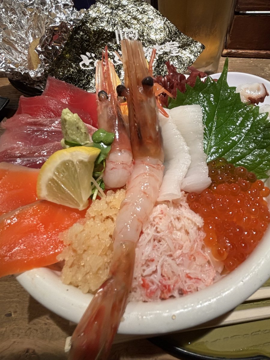 T__I__54__b's tweet photo. 新千歳空港到着〜
お腹空いたので先ずは海鮮丼とじゃがバターです一杯🍺 https://t.co/Llz4JndCep